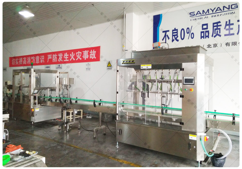 瓶裝桶裝液體灌裝機(jī)生產(chǎn)線-北京某防凍液加工生產(chǎn)企業(yè)研發(fā)設(shè)備(圖1)